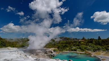 nieuw-zeeland_noordereiland_rotorua_te-puia_geiser_water_overzicht