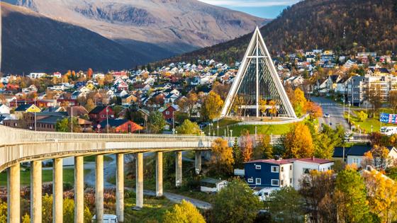 noorwegen_troms-og-finnmark_tromso_kathedraal_stad_brug_bergen_shutterstock_216537322