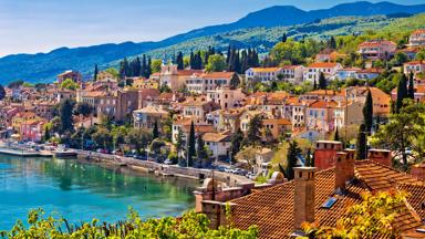 kroatie_istrie_volosko_autovakantie-kroatie_opatija_adriatische-zee_huizen_shutterstock