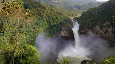 ecuador_banos_waterval_uitzicht_gebergte_groen_shutterstock