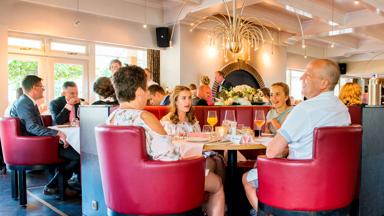 nederland-Overijssel-Hellendoorn-Hof_van-Salland-restaurant-gezin
