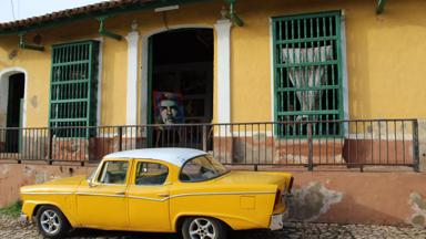 cuba_sancti-spiritus_trinidad_oldtimer_straatbeeld_geel_f