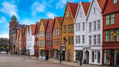 noorwegen_vestland_bergen_bryggen_houten-huizen_toren_shutterstock_1687522681