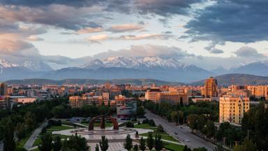kirgizie_bishkek_stadsgezicht_skyline_bergrug_uitzicht_pixabay_2