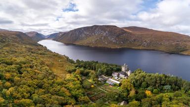 ierland_county_donegal_glenveagh_national_park_kasteel_meer-luchtfoto_tourism_ireland