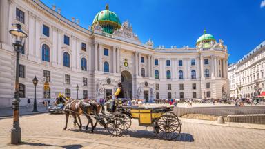 oostenrijk_wenen_hofburg-paleis_koets-paarden-buitenkant_shutterstock