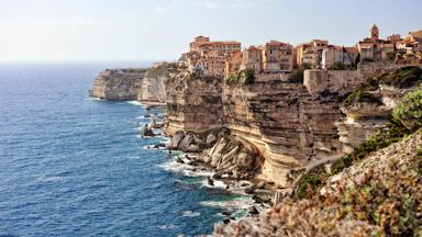 frankrijk_corsica_bonifacio_klif_dorp_zee_rotsen_GettyImages-739375933