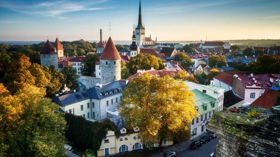 estland_harjumaa_tallinn_overzicht_stad_luchtfoto_daken_uitzicht_getty