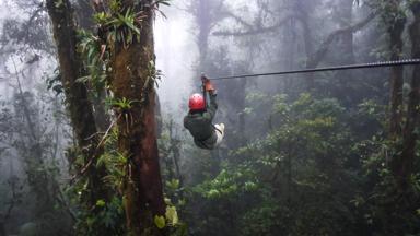 costa-rica_puntarenas-norte_monteverde_zip-line_vrouw_getty