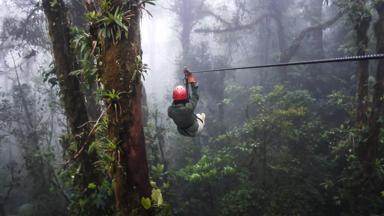 costa-rica_puntarenas-norte_monteverde_zip-line_vrouw_getty