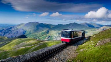 wales_gwynedd_snowdonia-national-park_trein_spoor_bergen_shutterstock_1098183845