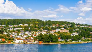 noorwegen_oslo_oslofjord_huizen_heuvel_shutterstock_154745912