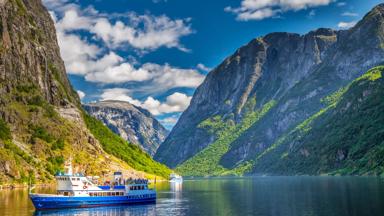 noorwegen_sogn-og-fjordane_gudvangen_fjord_boot_shutterstock_1163554516