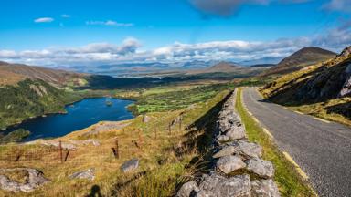 ierland_county-cork_ring-of-beara_glanmore-lake_weg_shutterstock_1256976382