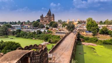 india_madhya-pradesh_orchha_brug_shutterstock_797068693