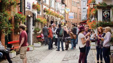 noord_ierland_belfast-county-borough_belfast_cathedral-quarter_pubs_mensen_toerisme_ireland