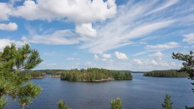 finland_zuid-karelie_saimaameer_eiland_meer_bomen_GettyImages-548004909