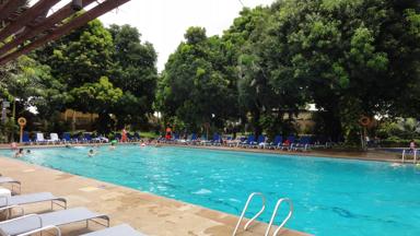 hotel_colombia_girardot_ghl-club-el-puente_zwembad-ligbedden
