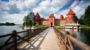 litouwen_vilniaus_trakai_trakai-kasteel_brug_water_mensen_getty