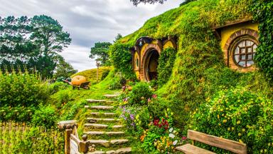 nieuw-zeeland_noordereiland_matamata_hobbiton-movie-set_filmset_hobbit-huis_bloemen_groen_raam_deur