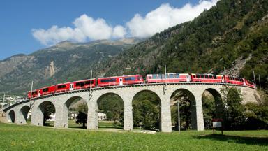 Rhaetische Bahn/RhB - Bernina Express - Bernina Express auf dem bekannten Kreisviadukt bei Brusio. Eine Fahrt von den Gletschern zu den Palmen...Rhaetian Railway/RhB - Bernina Express - The Bernina Express crosses the famous Brusio Circular Viaduct...Ferrovia retica/FR - Bernina Express - Il Bernina Express sul noto viadotto circolare di Brusio. Un viaggio dai ghiacciai alle palme...Copyright by Rhaetische Bahn By-line: swiss-image.ch/Giorgio Murbach