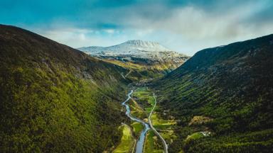 noorwegen_telemark_miland_gaustatoppen_berg_dal_rivier_weg_getty-1188635179