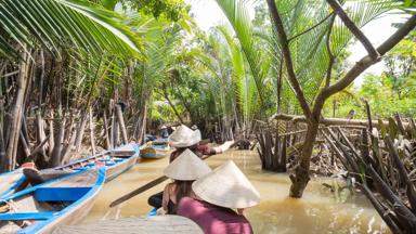 vietnam_mekong-delta_algemeen_groepsreis-vietnam_boot_groep-met-iconische-hoeden-op_rivier_shutterstock