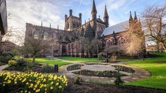 engeland_chester_chester-kathedraal_tuin_shutterstock_1418531870