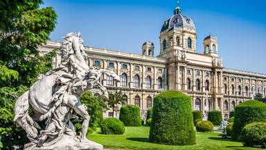 oostenrijk_wenen_shutterstock_natuurhistorisch-museum_standbeeld_park_183384695