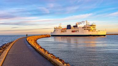 duitsland_sleeswijk-holstein_puttgarden_ferry_veerboot_pier_shutterstock_1346895560