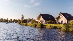 hotel_nederland_sneek_rcn-vakantiepark-de-potten_bungalow-de-tjalk_overzicht_sneekermeer_zon