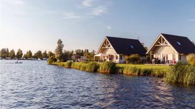 hotel_nederland_sneek_rcn-vakantiepark-de-potten_bungalow-de-tjalk_overzicht_sneekermeer_zon