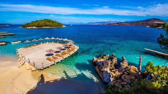 3. De Albanese Rivièra: witte stranden en azuurblauwe zee, Albanië.
Empty Ksamil Beach - Butrint National Park, Sarande, Albanië.