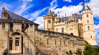 frankrijk_centre-val-de-loire_saumur_kasteel_ophaalbrug_torens_muur_shutterstock_639760978