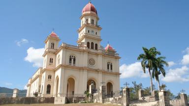 cuba_santiago-de-cuba_santiago-de-cuba_bedevaartsoord_kerk_aanzicht_f