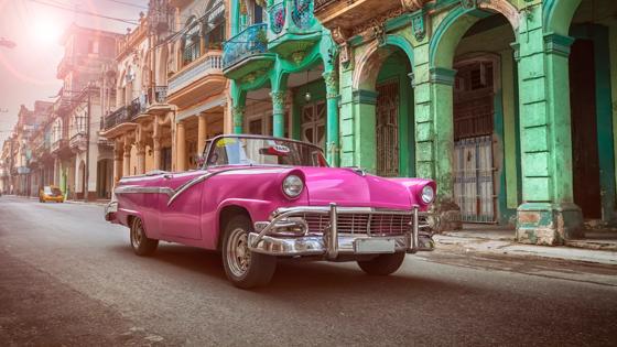 cuba_havana_oldtimer_roze_straatbeeld_getty