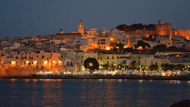 italie_puglia_vieste_stad_kerk_kade_partytenten_avond_zee_pixabay