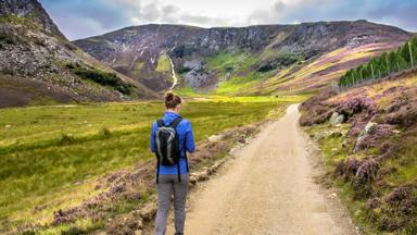 schotland_highlands_cairngorm-mountains_wandelen_vrouw_wandelpad_bergen_shutterstock_1190547073