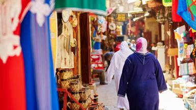 marokko_fes-meknes_fes_vrouw_markt_souk_kraampjes_kleur_b
