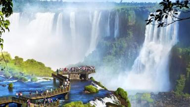 brazilie_foz-do-iguacu_watervallen_mensen_AdobeStock