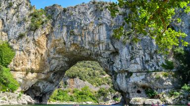 frankrijk_ardeche_gorges_ardeche_pont-arc_kano_shutterstock