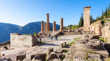 griekenland_centraal-griekenland_delphi_groep_mensen_ruine_shutterstock_772391857