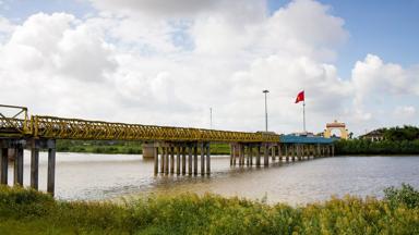 vietnam_vinh-linh-district_hien-luong-brug_vlag_shutterstock_779845510