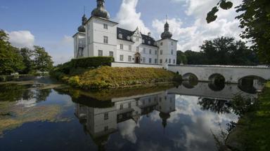 denemarken_jutland_vejle_engelsholm_slot_gracht_brug_pixabay.jpg