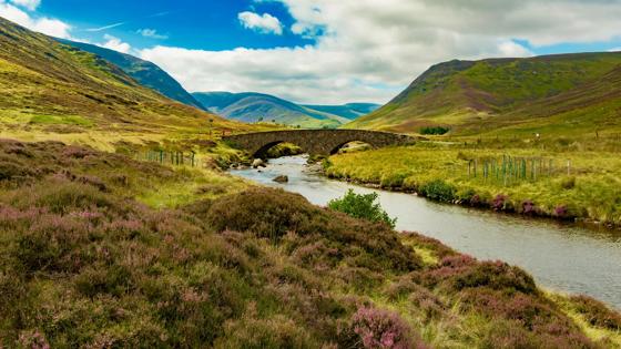 schotland_highlands_cairngorm-mountains_rivier_brug_bergen_shutterstock_706319581