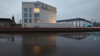 belgie_antwerpen_mechelen_kazerne-dossin_museum_water_stijn-bollaert
