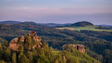 tsjechie_west-bohemen_elbsandstein-gebergte_rotsen_heuvels_bos_pixabay