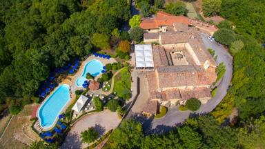 Italië_Loc._Collepepe_Collazzonne_Abbazia_Collemedio_Resort_Luchtfoto1