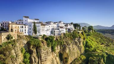 spanje_andalusie_ronda_ravijn_huizen-op-de-rand_witte-huizen_shutterstock_sean-pavone