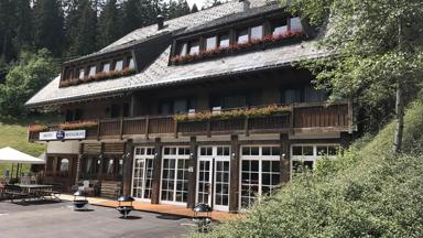 hotel_duitsland_Furtwangen im Schwarzwald_Hotel Krauter Chalet_exterieur_vooraanzicht